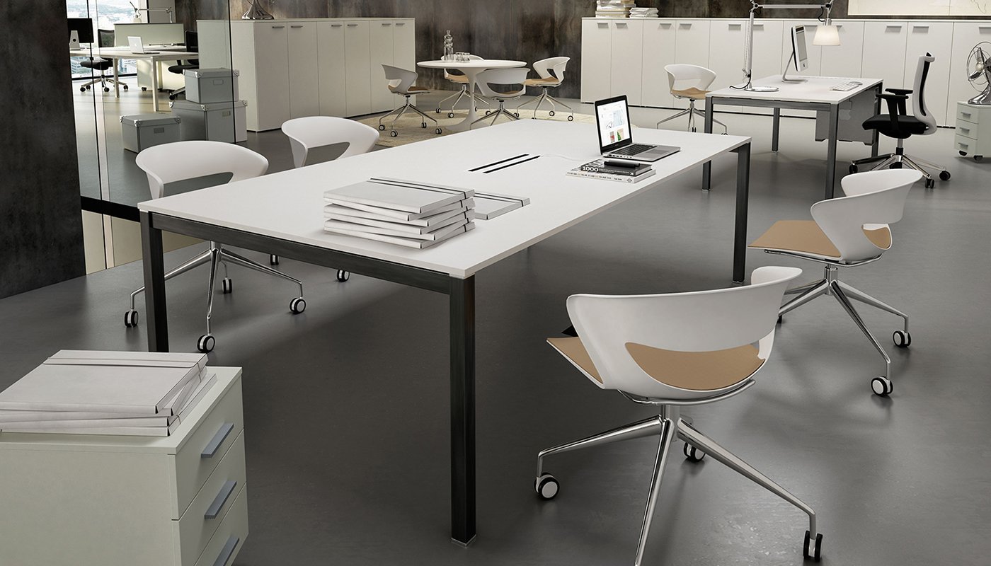 Vista laterale tavolo meeting KS LIGHT in ufficio moderno