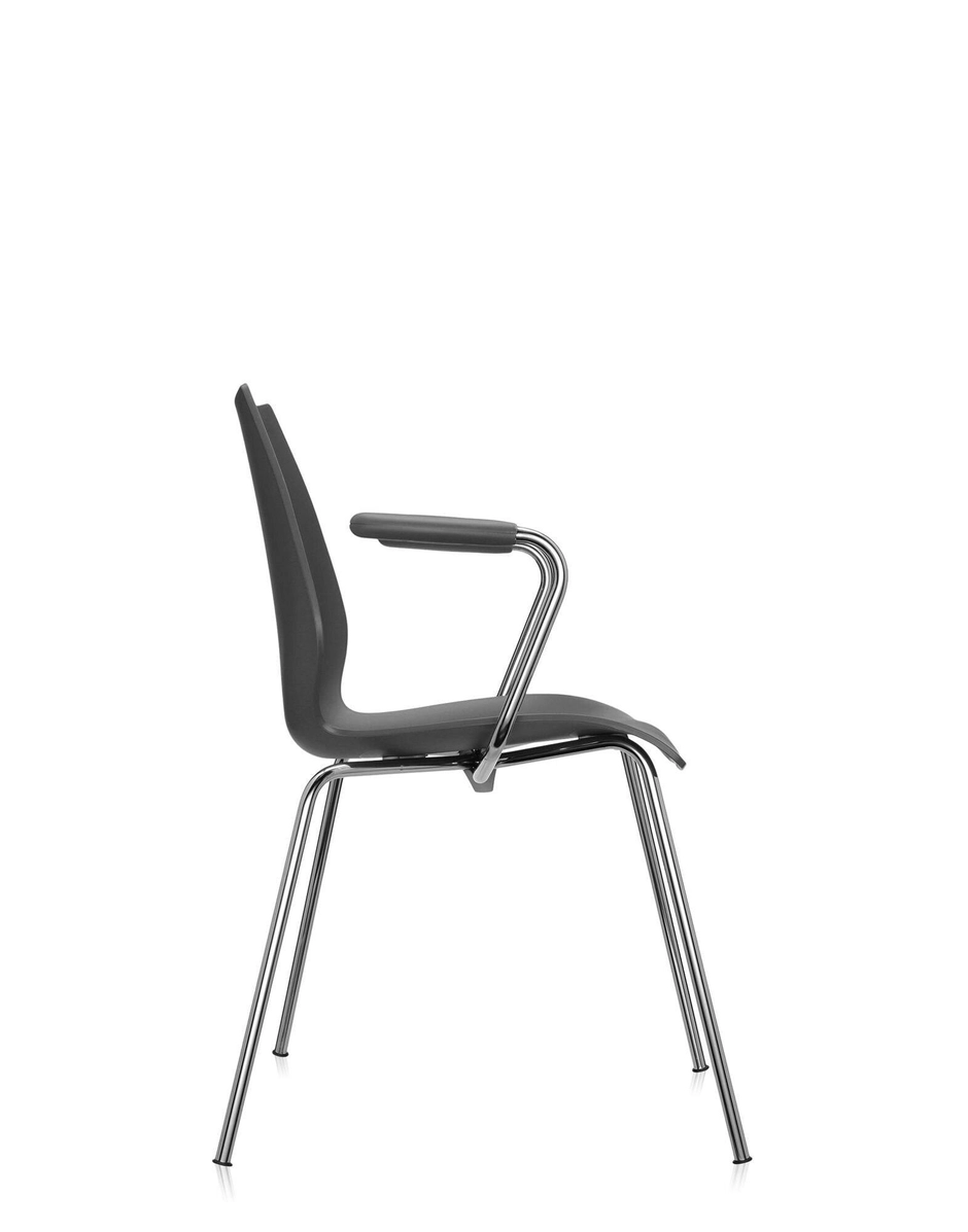 Poltroncine Kartell Maui impilate una sull'altra