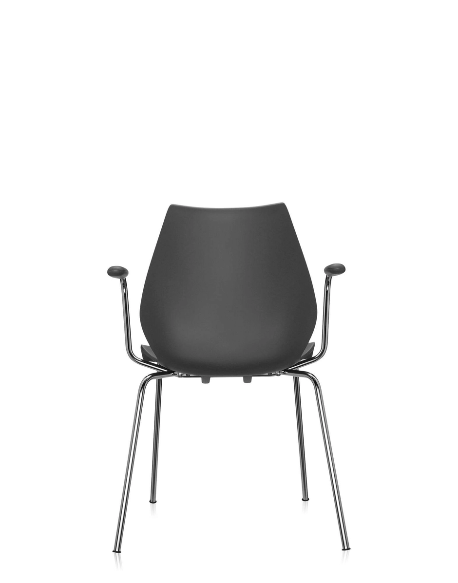 Poltroncine Kartell Maui in vari colori disposte in ambiente moderno