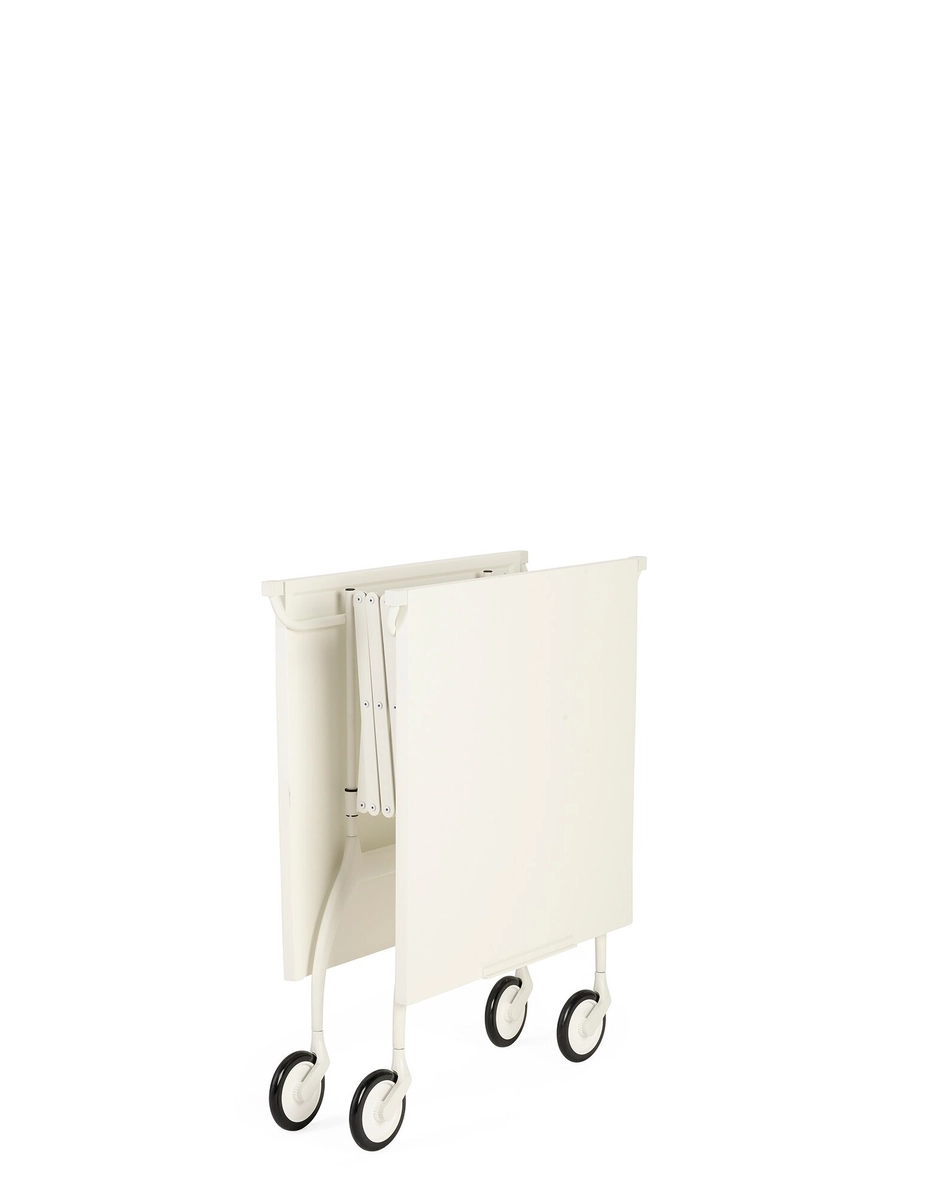 Carrello Battista Kartell in uso con oggetti sopra