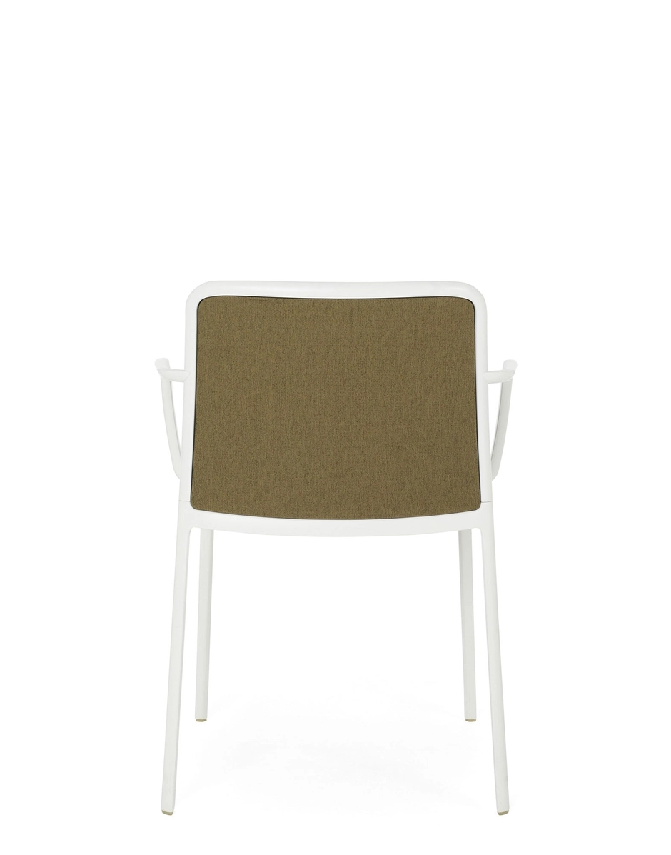 Poltroncina Audrey Soft Noma in alluminio verniciato senape in ambiente moderno