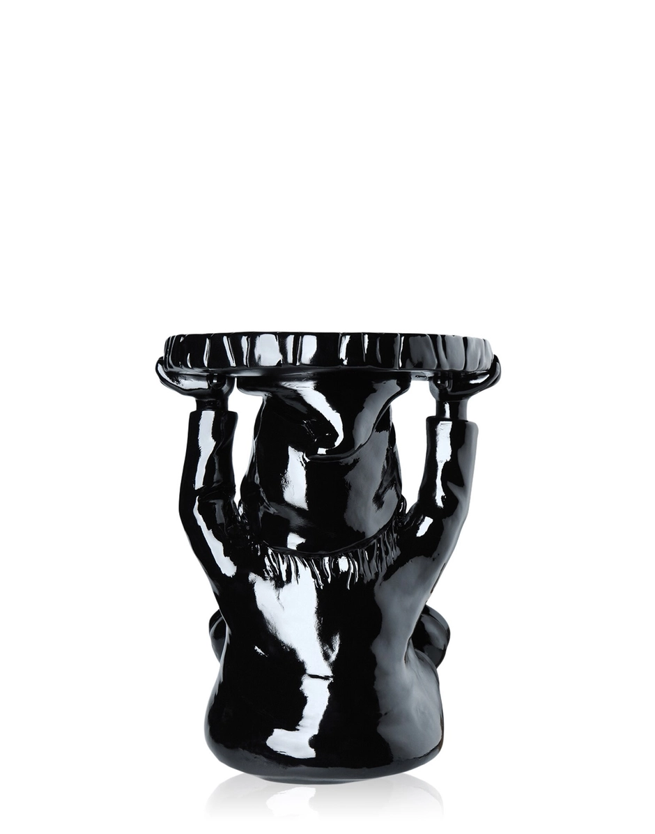 Side Table Attila Kartell nero utilizzo come sgabello