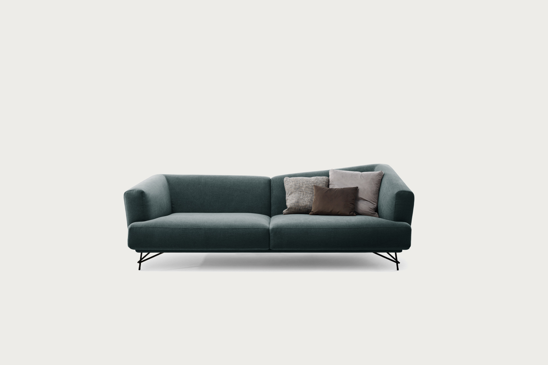 Divano Lennox con design asimmetrico e piedino a slitta nero
