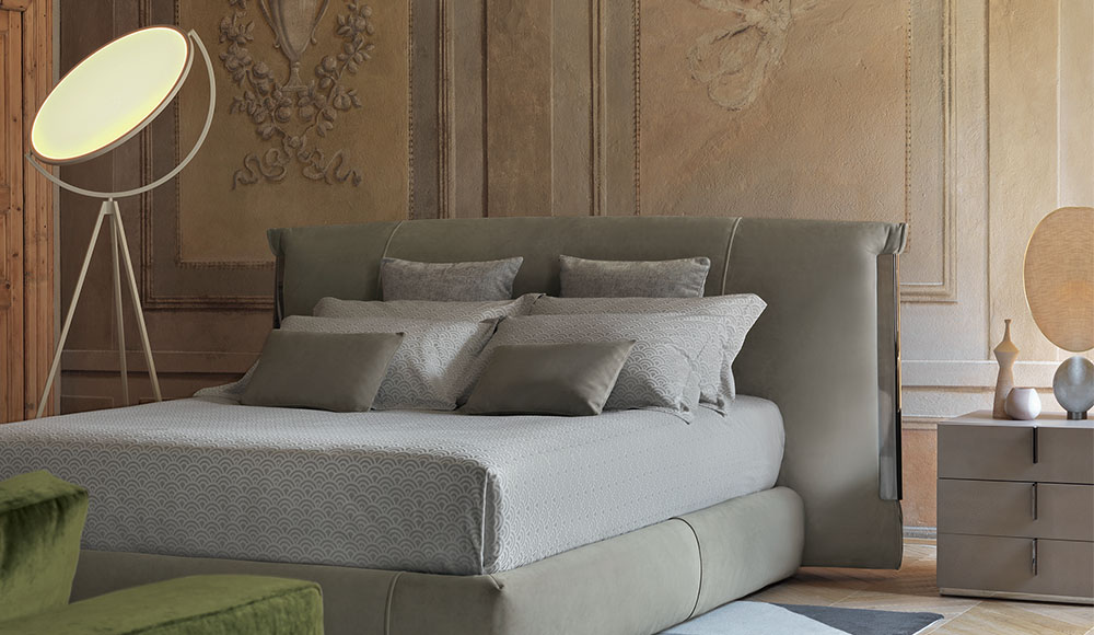 Vista laterale del letto Amal con profili metallici e rivestimento sfoderabile