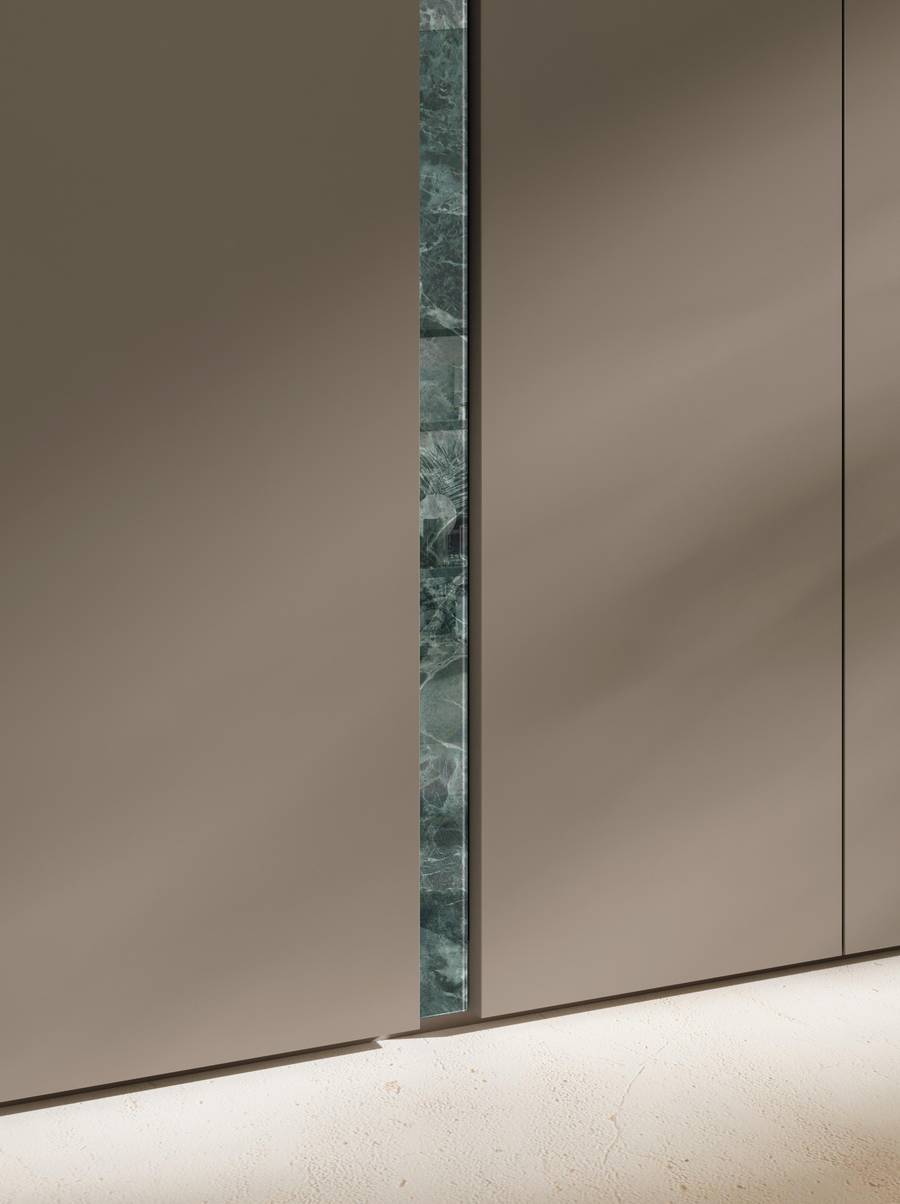 Armadio Cut con ante a battente e inserti decorativi