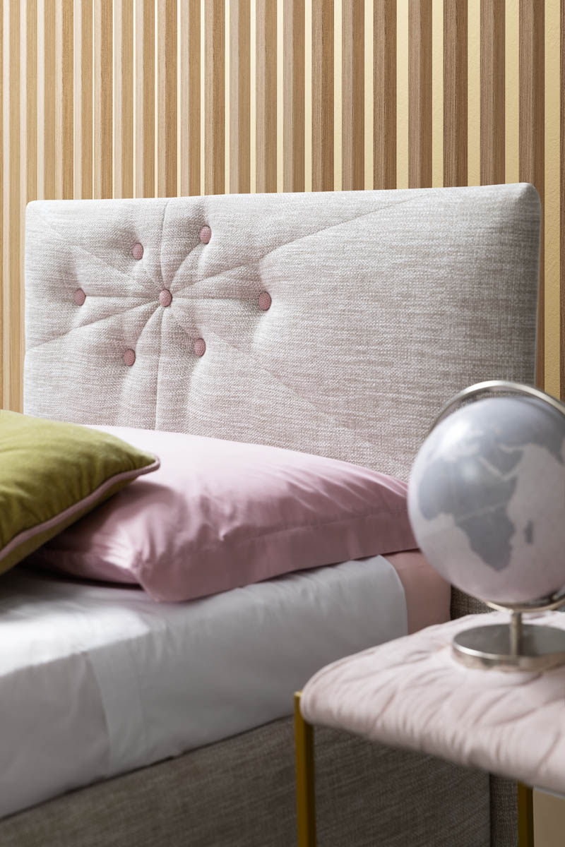 Dettaglio del letto imbottito Bloom Samoa Divani