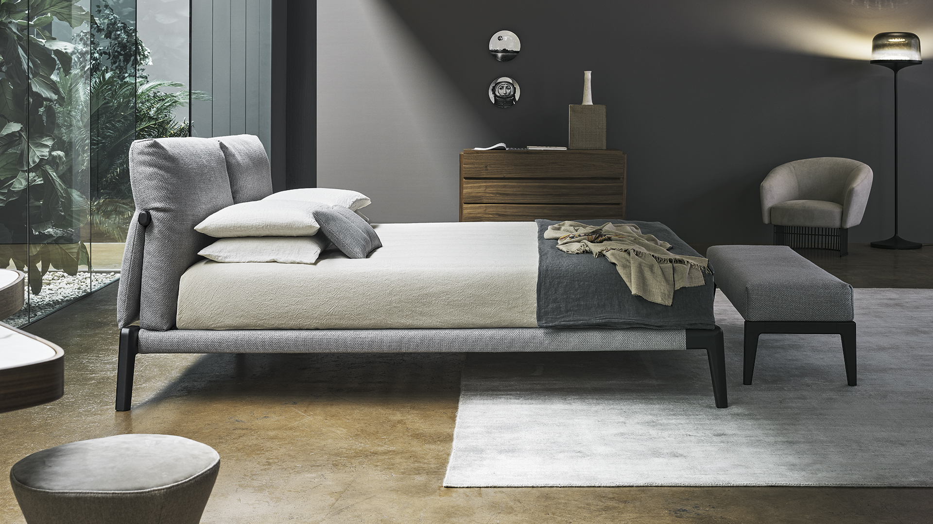Letto matrimoniale Kriss Bonaldo in ambiente moderno con finitura tessuto