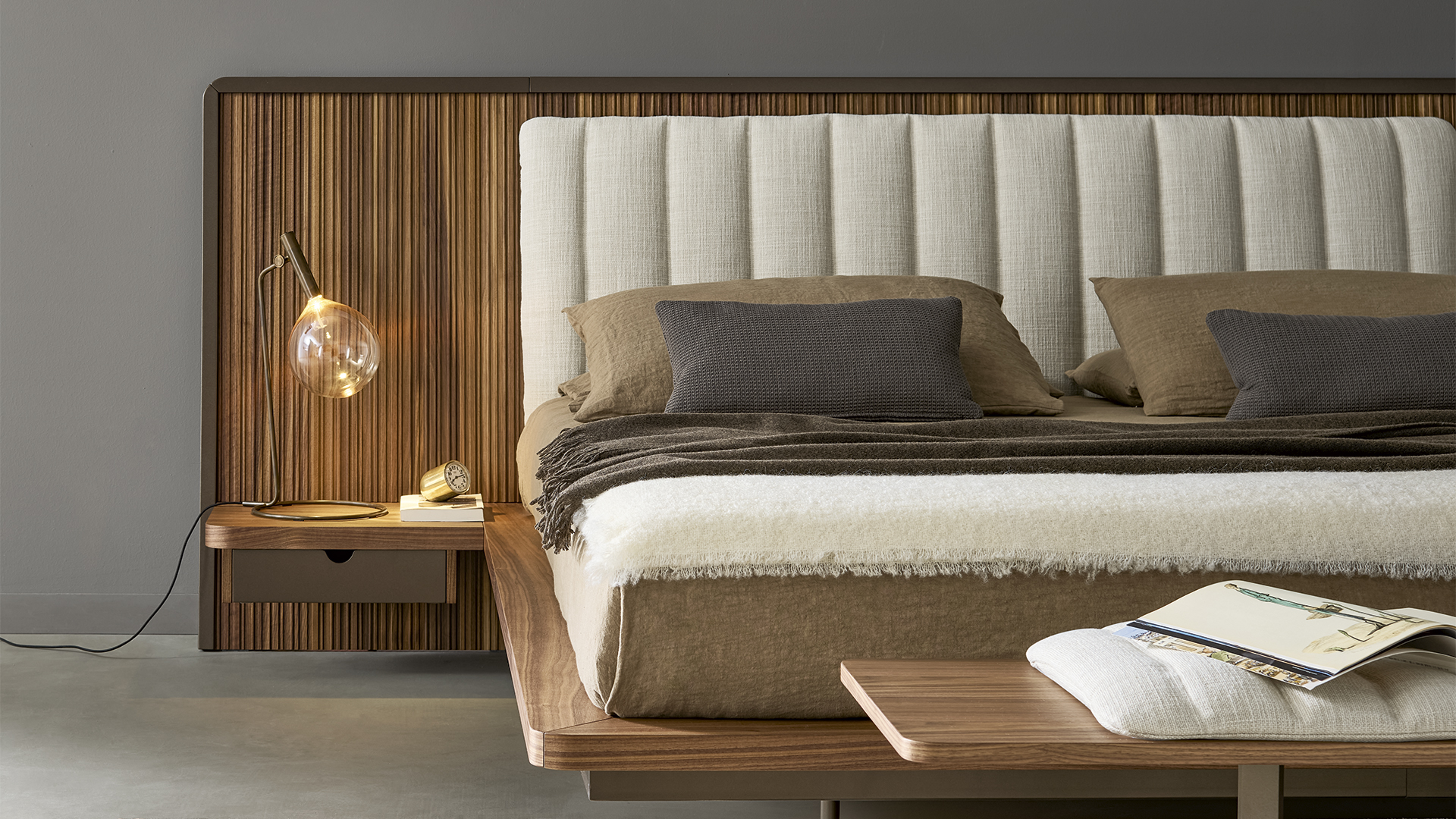 Letto matrimoniale Nelson Bonaldo con base in legno e piedi in metallo