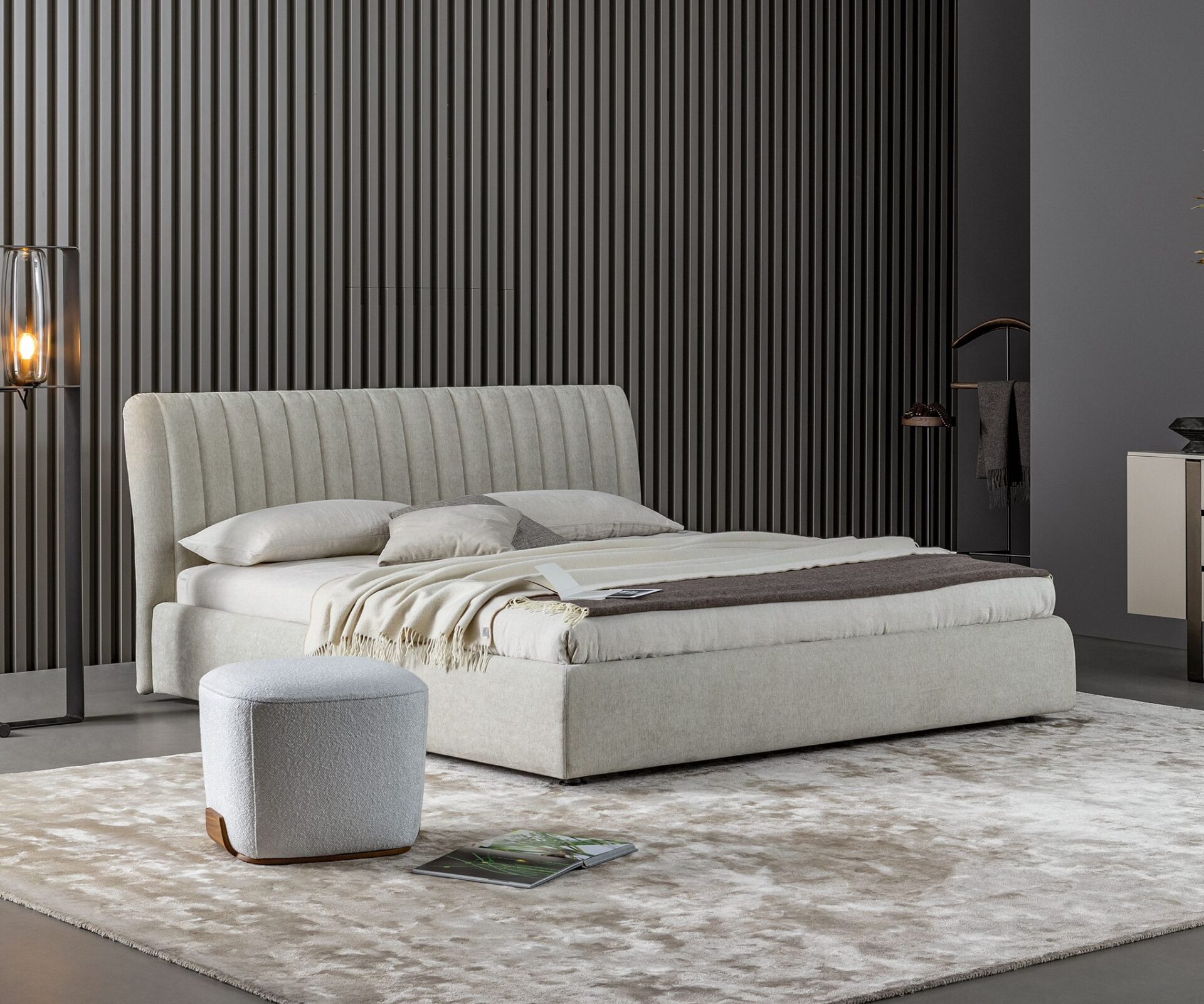 Letto matrimoniale Tonight Bonaldo con piedi metallici sagomati
