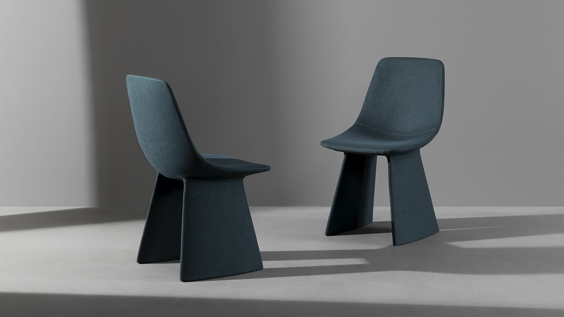 Sedia imbottita Agea Bonaldo con gambe importanti e design moderno