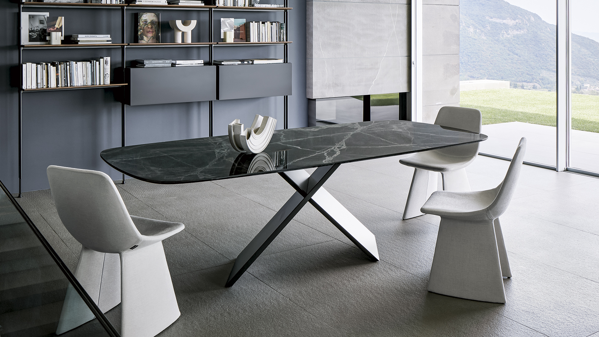 Tavolo AX Bonaldo ambiente moderno con piano in ceramica e gambe verniciate