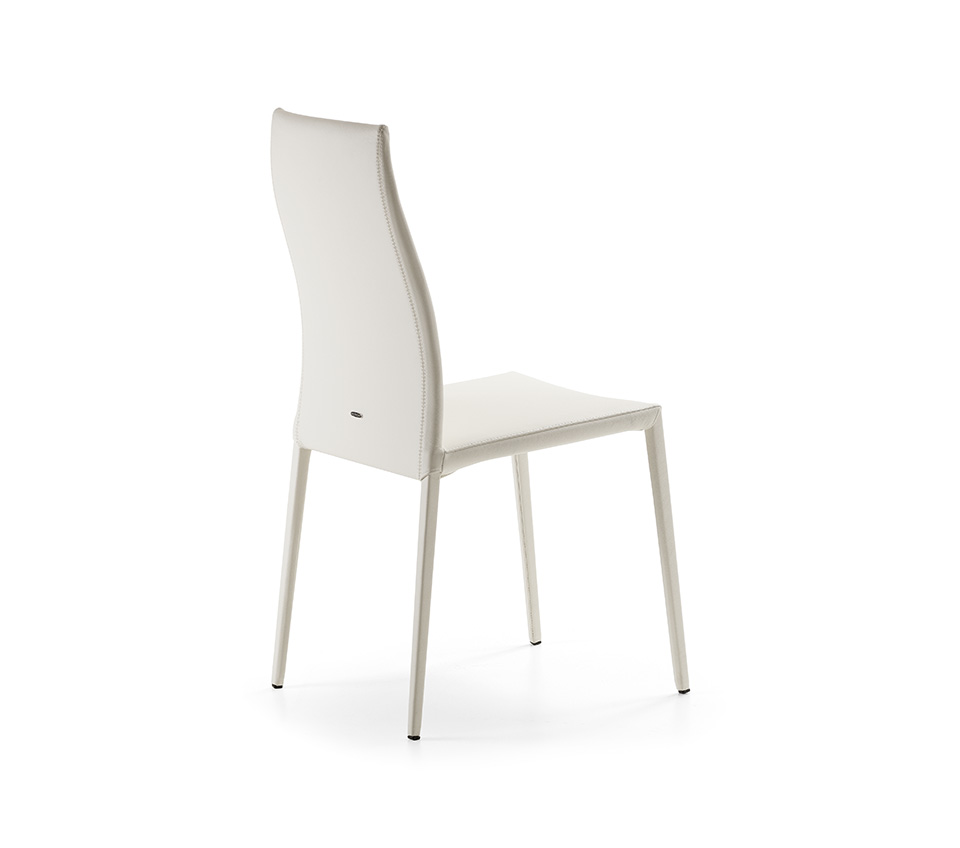 Sedia Maya Flex ambiente moderno con rivestimento pelle