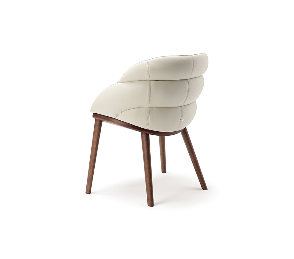Poltroncina Camilla vista laterale con rivestimento in pelle