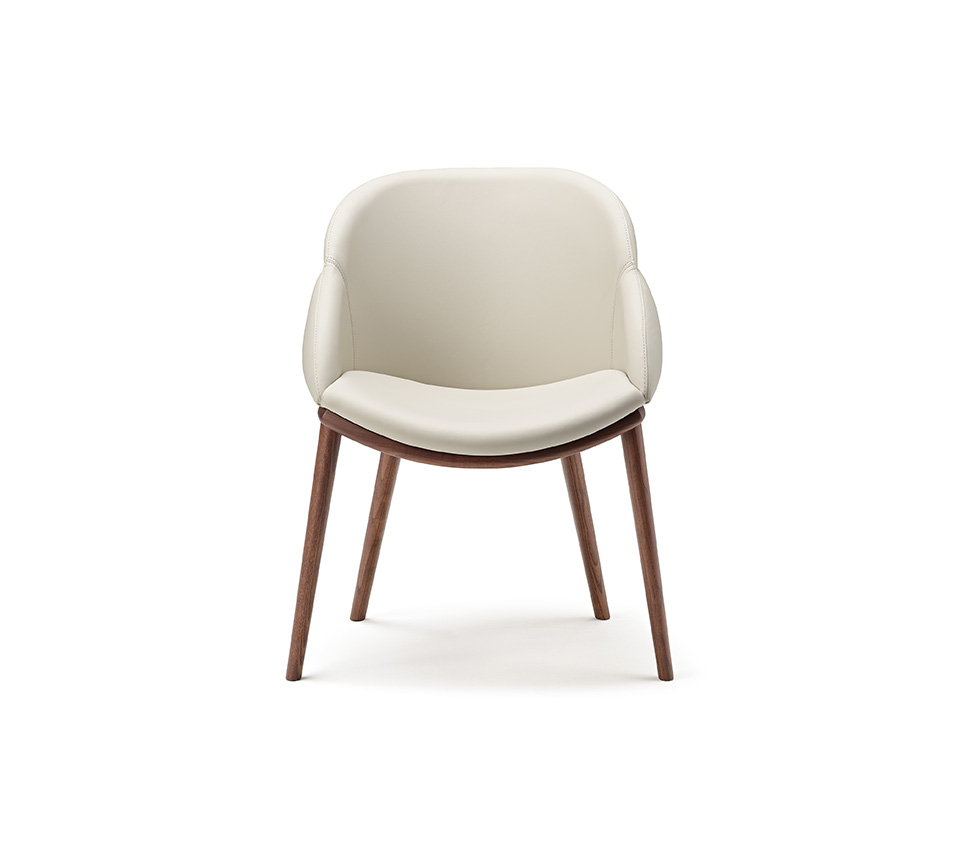 Poltroncina Camilla con braccioli in ambiente moderno