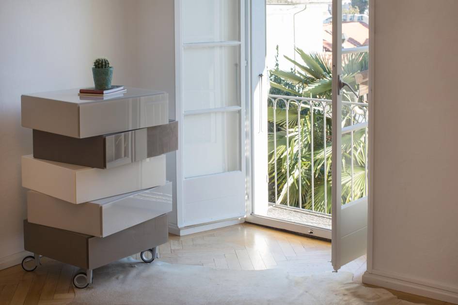 Cassettiera Morgana beige con cassetti rotanti