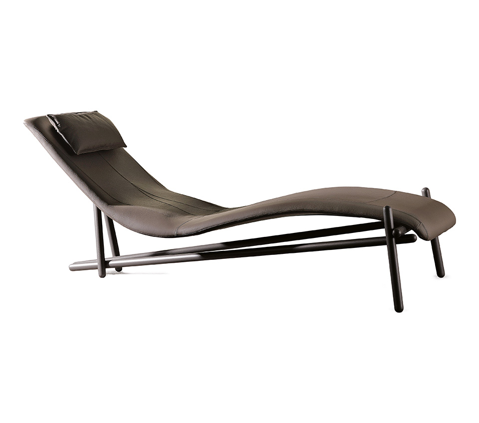Chaise longue Donovan vista frontale con base in acciaio verniciato