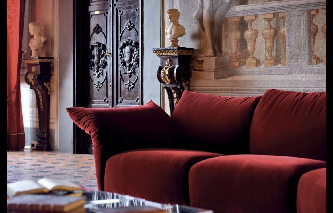Divano Standard Edra vista frontale in ambiente moderno