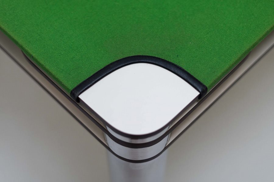 Dettaglio gambe in acciaio inox del tavolo Poker