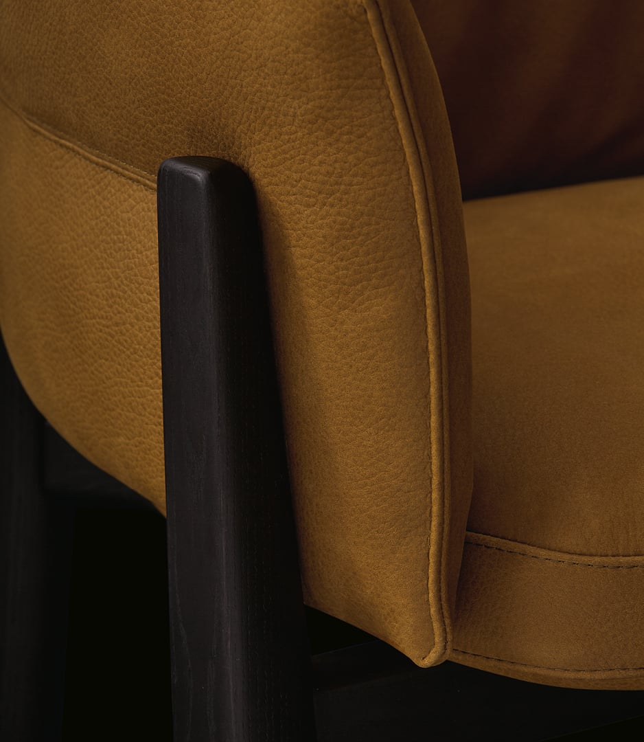 Sedia Leopold Poliform con rivestimento in pelle senape