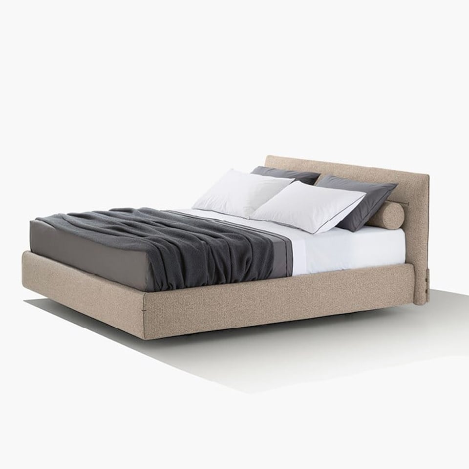 Letto tessile Jacqueline Poliform in ambiente moderno