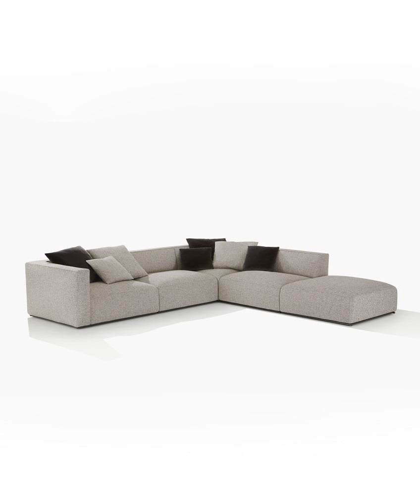 Divano Shangai Poliform con pouf in ambiente moderno