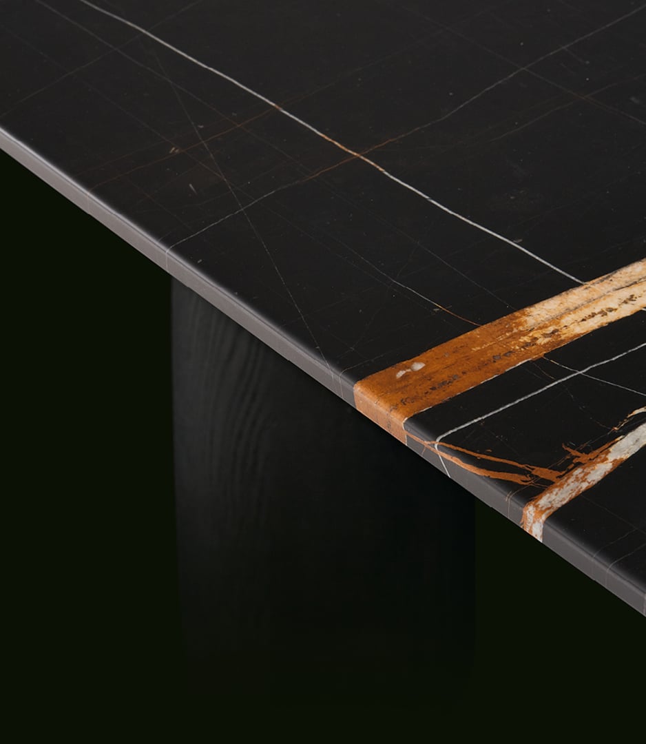 Vista laterale del Tavolo Monolith Poliform con inserto in metallo champagne opaco