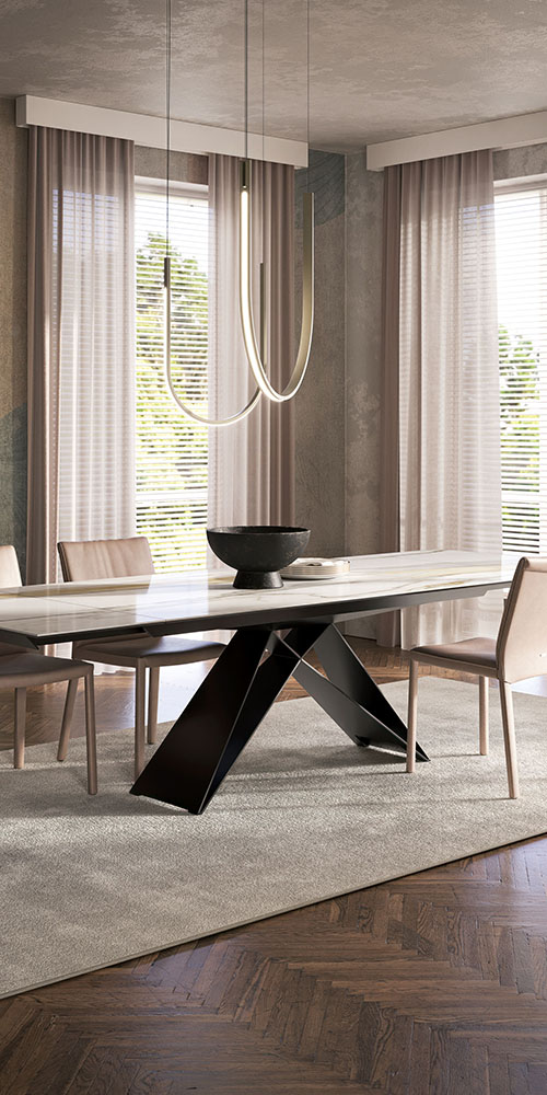 Dettaglio piano ceramica e struttura acciaio del tavolo Premier Keramik Drive