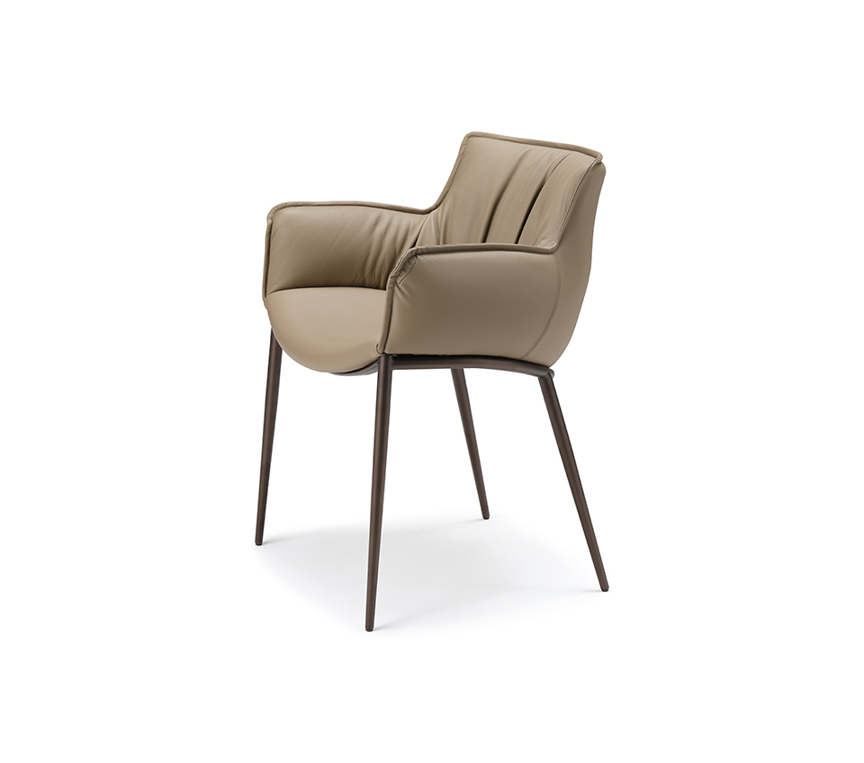 Sedia Rhonda con struttura cromata e rivestimento chiaro