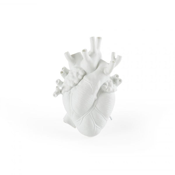 Dettaglio del vaso Love in Bloom in porcellana a forma di cuore