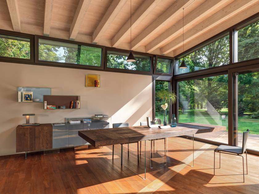 Tavolo Air allungabile con piano in legno rovere Wildwood e gambe in vetro trasparente