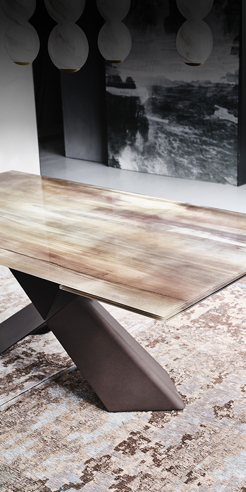 Dettaglio base in acciaio verniciato goffrato del tavolo Tyron Crystalart Drive