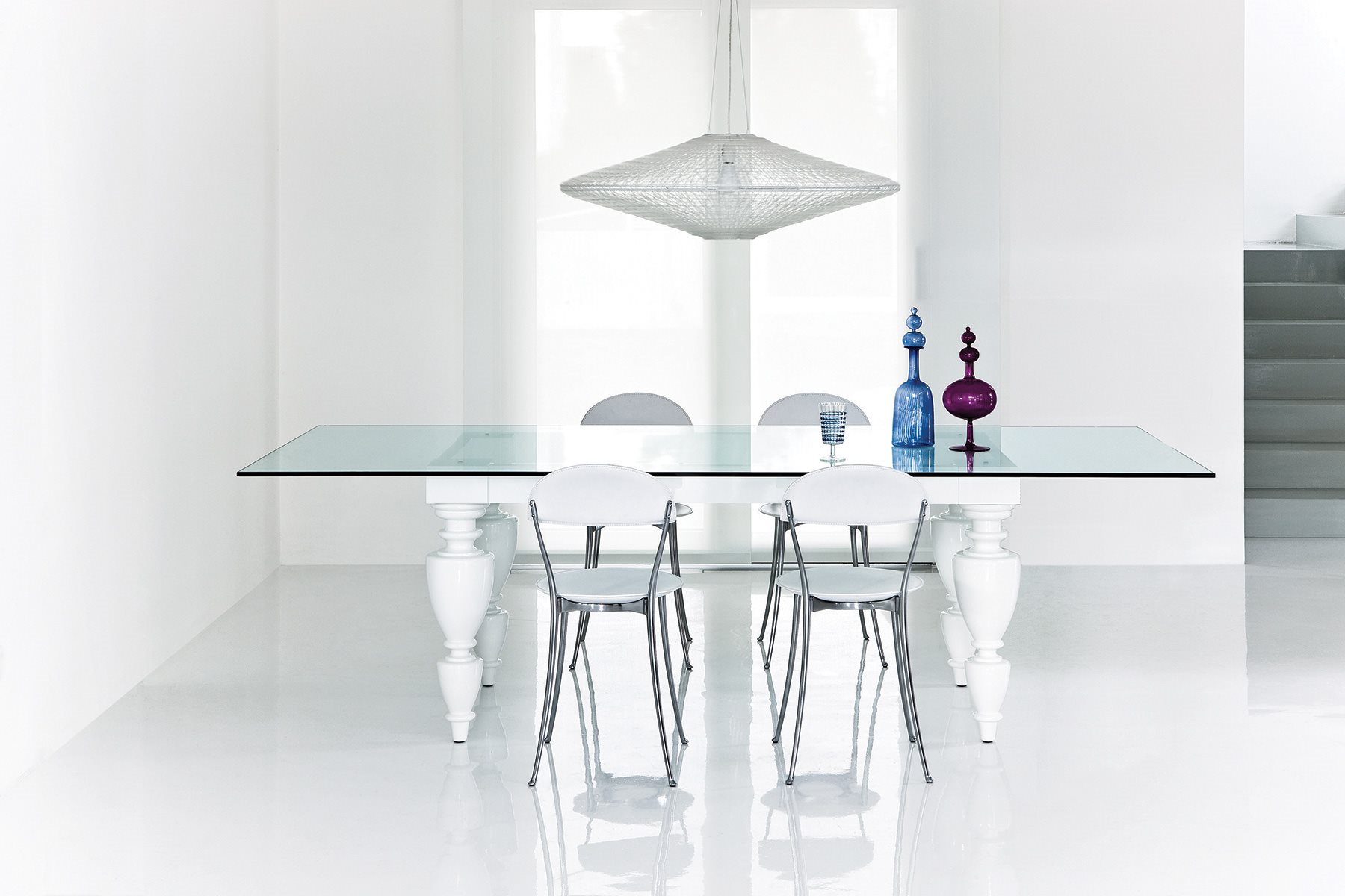 Sedia Tonietta vista frontale con struttura in alluminio e sedile in cuoio