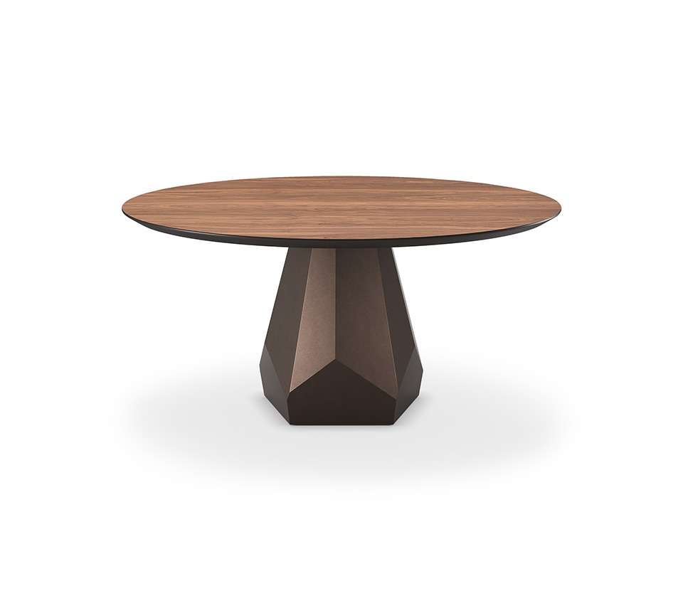 Tavolo Zermatt Wood con base geometrica e piano rotondo